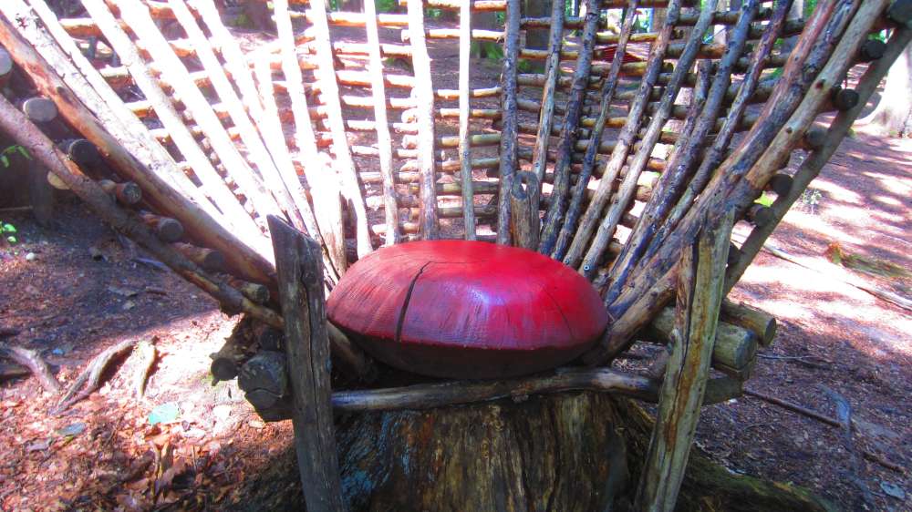 Holzthron
