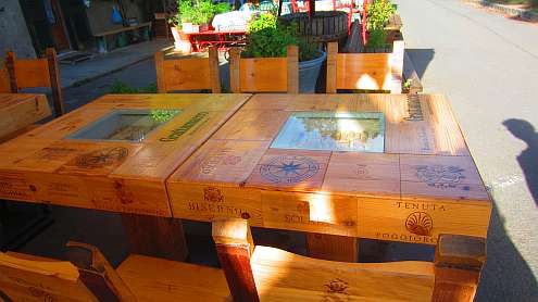 Bolgheri_Restaurant-Tische_aus_Weinkisten