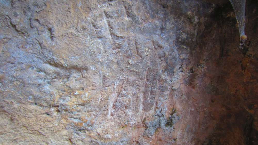 In jenen Tagen herrschte sehr häufig die Meinung, dass der Berg, auf dem die Bundeslade gegründet war, der Mittelpunkt der Erde sein muss. 1) Daher besetzte der Berg Meru unter den Hindus diese Position, nicht nur in ihrer Mythologie, im Kreis von Ilavratta, sondern sogar in ihrer Geographie. In der Vidalaya-Schule in Benares stellte ein astronomischer Dozent Bischof Heber eine Erdkugel vor, die bis zum Meridian dieses Ortes emporgehoben war. 2) Der Berg Meru identifizierte sich mit dem Nordpol und unter dem Südpol sollte die Schildkröte Chukwa stehen, auf der die Erde ruht. Daher erhielt auch der Berg Parnass, auf dem Deucalion gelandet sein soll, den gleichen Ruf 3); und Plutarch berichtet von einer Tradition, dass die Tatsache von einigen Vögeln bestimmt wurde, die sich dort trafen und gleichzeitig von den verschiedenen Enden der Erde flogen. 4) Wenn die Kritiker sich um diese Tatsache gekümmert hätten, wären sie von einer Passage in Pausanias, die einen sehr alten Herkulestempel in Erythrae beschreibt, weniger verwirrt gewesen, in dem der Gegenstand der Verehrung kein Gegenstück hatte, außer dem ägyptischen Denkmäler 5); das heißt, es muss a gewesen sein