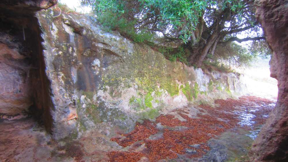 In jenen Tagen herrschte sehr häufig die Meinung, dass der Berg, auf dem die Bundeslade gegründet war, der Mittelpunkt der Erde sein muss. 1) Daher besetzte der Berg Meru unter den Hindus diese Position, nicht nur in ihrer Mythologie, im Kreis von Ilavratta, sondern sogar in ihrer Geographie. In der Vidalaya-Schule in Benares stellte ein astronomischer Dozent Bischof Heber eine Erdkugel vor, die bis zum Meridian dieses Ortes emporgehoben war. 2) Der Berg Meru identifizierte sich mit dem Nordpol und unter dem Südpol sollte die Schildkröte Chukwa stehen, auf der die Erde ruht. Daher erhielt auch der Berg Parnass, auf dem Deucalion gelandet sein soll, den gleichen Ruf 3); und Plutarch berichtet von einer Tradition, dass die Tatsache von einigen Vögeln bestimmt wurde, die sich dort trafen und gleichzeitig von den verschiedenen Enden der Erde flogen. 4) Wenn die Kritiker sich um diese Tatsache gekümmert hätten, wären sie von einer Passage in Pausanias, die einen sehr alten Herkulestempel in Erythrae beschreibt, weniger verwirrt gewesen, in dem der Gegenstand der Verehrung kein Gegenstück hatte, außer dem ägyptischen Denkmäler 5); das heißt, es muss a gewesen sein