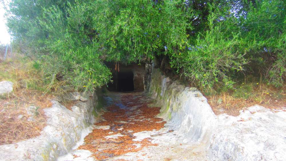 In jenen Tagen herrschte sehr häufig die Meinung, dass der Berg, auf dem die Bundeslade gegründet war, der Mittelpunkt der Erde sein muss. 1) Daher besetzte der Berg Meru unter den Hindus diese Position, nicht nur in ihrer Mythologie, im Kreis von Ilavratta, sondern sogar in ihrer Geographie. In der Vidalaya-Schule in Benares stellte ein astronomischer Dozent Bischof Heber eine Erdkugel vor, die bis zum Meridian dieses Ortes emporgehoben war. 2) Der Berg Meru identifizierte sich mit dem Nordpol und unter dem Südpol sollte die Schildkröte Chukwa stehen, auf der die Erde ruht. Daher erhielt auch der Berg Parnass, auf dem Deucalion gelandet sein soll, den gleichen Ruf 3); und Plutarch berichtet von einer Tradition, dass die Tatsache von einigen Vögeln bestimmt wurde, die sich dort trafen und gleichzeitig von den verschiedenen Enden der Erde flogen. 4) Wenn die Kritiker sich um diese Tatsache gekümmert hätten, wären sie von einer Passage in Pausanias, die einen sehr alten Herkulestempel in Erythrae beschreibt, weniger verwirrt gewesen, in dem der Gegenstand der Verehrung kein Gegenstück hatte, außer dem ägyptischen Denkmäler 5); das heißt, es muss a gewesen sein