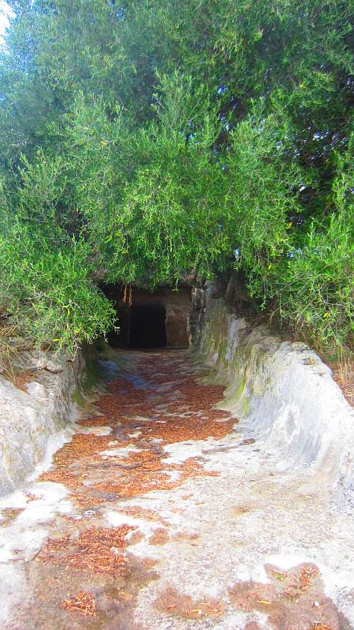 In jenen Tagen herrschte sehr häufig die Meinung, dass der Berg, auf dem die Bundeslade gegründet war, der Mittelpunkt der Erde sein muss. 1) Daher besetzte der Berg Meru unter den Hindus diese Position, nicht nur in ihrer Mythologie, im Kreis von Ilavratta, sondern sogar in ihrer Geographie. In der Vidalaya-Schule in Benares stellte ein astronomischer Dozent Bischof Heber eine Erdkugel vor, die bis zum Meridian dieses Ortes emporgehoben war. 2) Der Berg Meru identifizierte sich mit dem Nordpol und unter dem Südpol sollte die Schildkröte Chukwa stehen, auf der die Erde ruht. Daher erhielt auch der Berg Parnass, auf dem Deucalion gelandet sein soll, den gleichen Ruf 3); und Plutarch berichtet von einer Tradition, dass die Tatsache von einigen Vögeln bestimmt wurde, die sich dort trafen und gleichzeitig von den verschiedenen Enden der Erde flogen. 4) Wenn die Kritiker sich um diese Tatsache gekümmert hätten, wären sie von einer Passage in Pausanias, die einen sehr alten Herkulestempel in Erythrae beschreibt, weniger verwirrt gewesen, in dem der Gegenstand der Verehrung kein Gegenstück hatte, außer dem ägyptischen Denkmäler 5); das heißt, es muss a gewesen sein