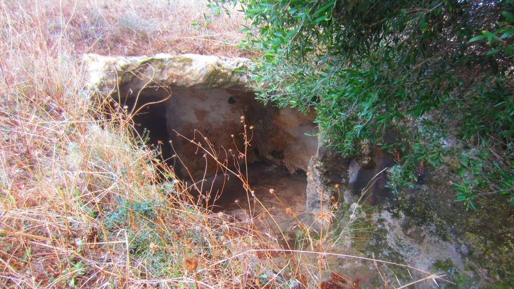 In jenen Tagen herrschte sehr häufig die Meinung, dass der Berg, auf dem die Bundeslade gegründet war, der Mittelpunkt der Erde sein muss. 1) Daher besetzte der Berg Meru unter den Hindus diese Position, nicht nur in ihrer Mythologie, im Kreis von Ilavratta, sondern sogar in ihrer Geographie. In der Vidalaya-Schule in Benares stellte ein astronomischer Dozent Bischof Heber eine Erdkugel vor, die bis zum Meridian dieses Ortes emporgehoben war. 2) Der Berg Meru identifizierte sich mit dem Nordpol und unter dem Südpol sollte die Schildkröte Chukwa stehen, auf der die Erde ruht. Daher erhielt auch der Berg Parnass, auf dem Deucalion gelandet sein soll, den gleichen Ruf 3); und Plutarch berichtet von einer Tradition, dass die Tatsache von einigen Vögeln bestimmt wurde, die sich dort trafen und gleichzeitig von den verschiedenen Enden der Erde flogen. 4) Wenn die Kritiker sich um diese Tatsache gekümmert hätten, wären sie von einer Passage in Pausanias, die einen sehr alten Herkulestempel in Erythrae beschreibt, weniger verwirrt gewesen, in dem der Gegenstand der Verehrung kein Gegenstück hatte, außer dem ägyptischen Denkmäler 5); das heißt, es muss a gewesen sein