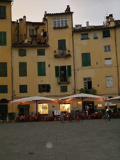 IMAG_Lucca_Piazza_Anfiteatro