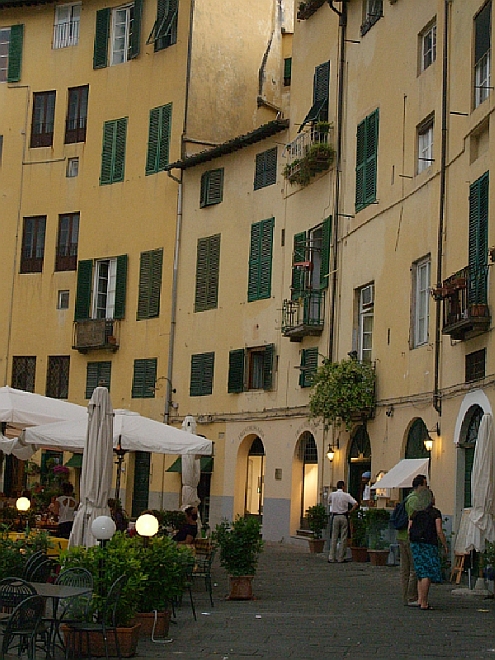IMAG_Lucca_Piazza_Anfiteatro