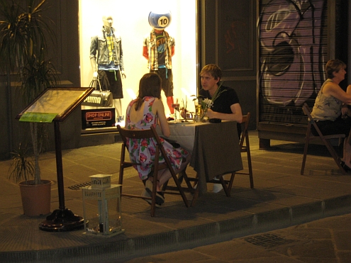 IMAG_Dinner_auf_der_Strasse